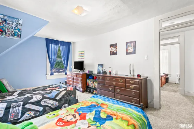 $145,000 | 310 South Pine Street, Stonington, IL 62567