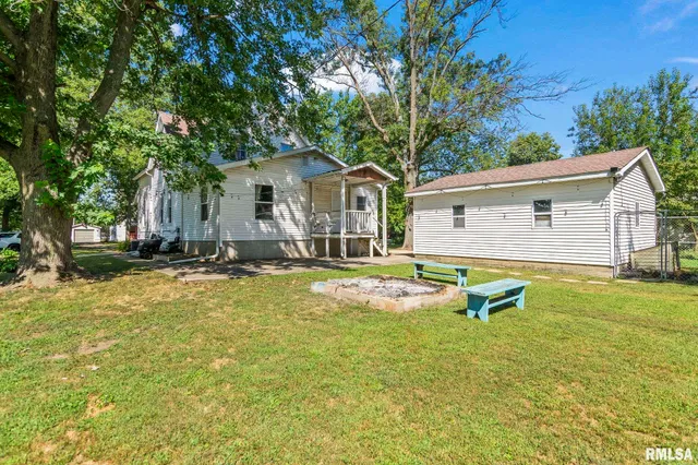 $145,000 | 310 South Pine Street, Stonington, IL 62567