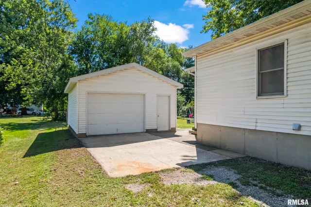 $145,000 | 310 South Pine Street, Stonington, IL 62567