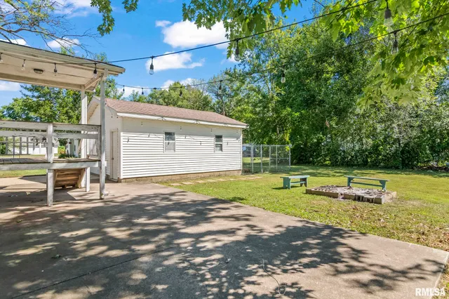 $145,000 | 310 South Pine Street, Stonington, IL 62567