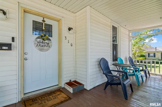 $145,000 | 310 South Pine Street, Stonington, IL 62567
