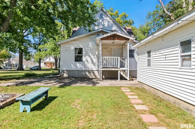 $145,000 | 310 South Pine Street, Stonington, IL 62567