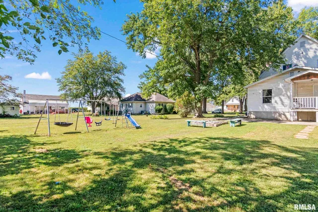 $145,000 | 310 South Pine Street, Stonington, IL 62567