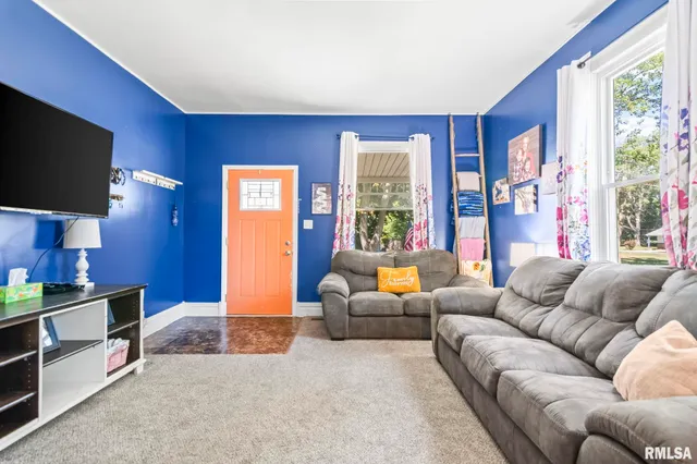 $145,000 | 310 South Pine Street, Stonington, IL 62567