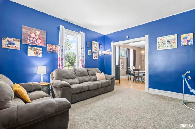 $145,000 | 310 South Pine Street, Stonington, IL 62567