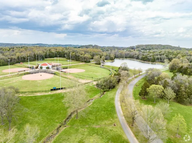 a view of a house with backyard