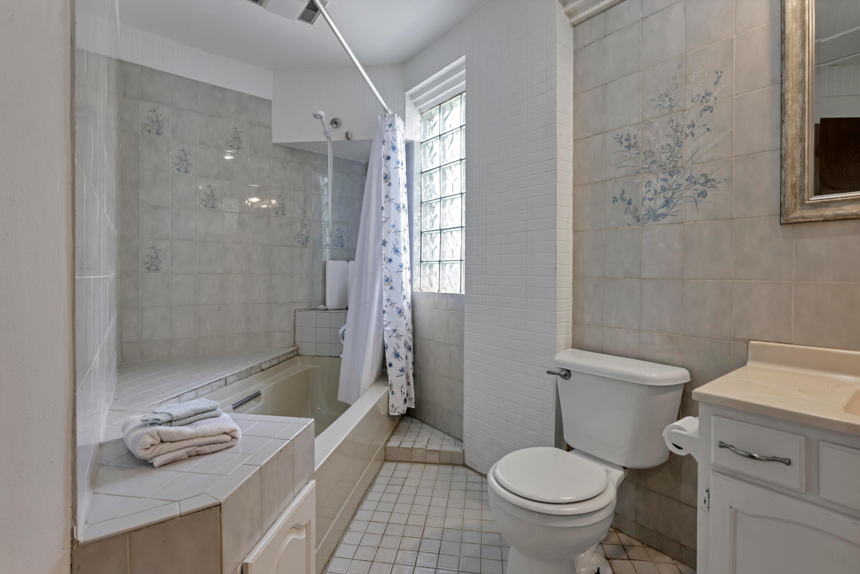 2751 Clifton Road Columbus, OH 43221 - Photo 51 of 62 Upstairs bathroom