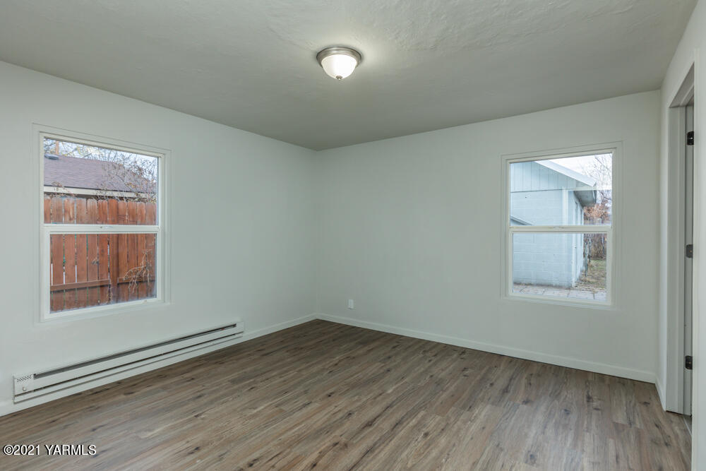 307 Nealy Road Grandview, WA 98930 - Photo 12 of 20 an empty room with a window