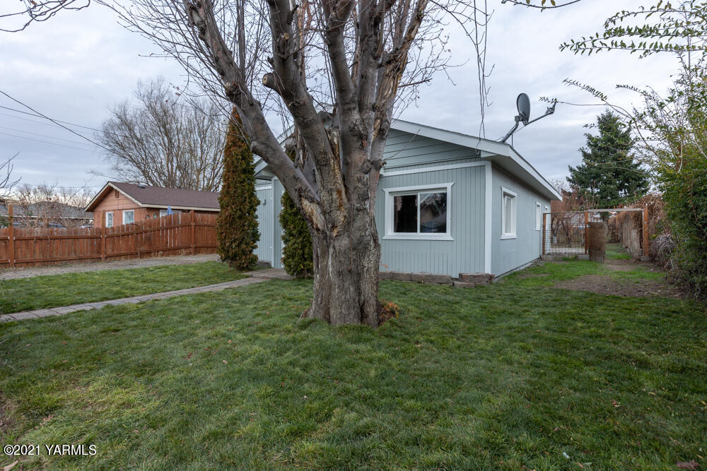 307 Nealy Road Grandview, WA 98930 - Photo 15 of 20 a view of a house with backyard and garden