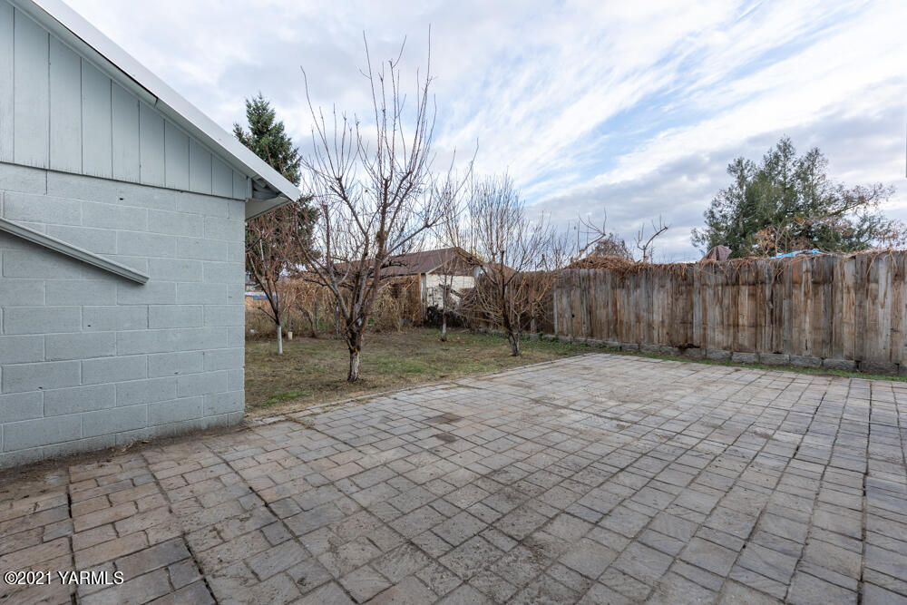 307 Nealy Road Grandview, WA 98930 - Photo 20 of 20 a backyard of a house