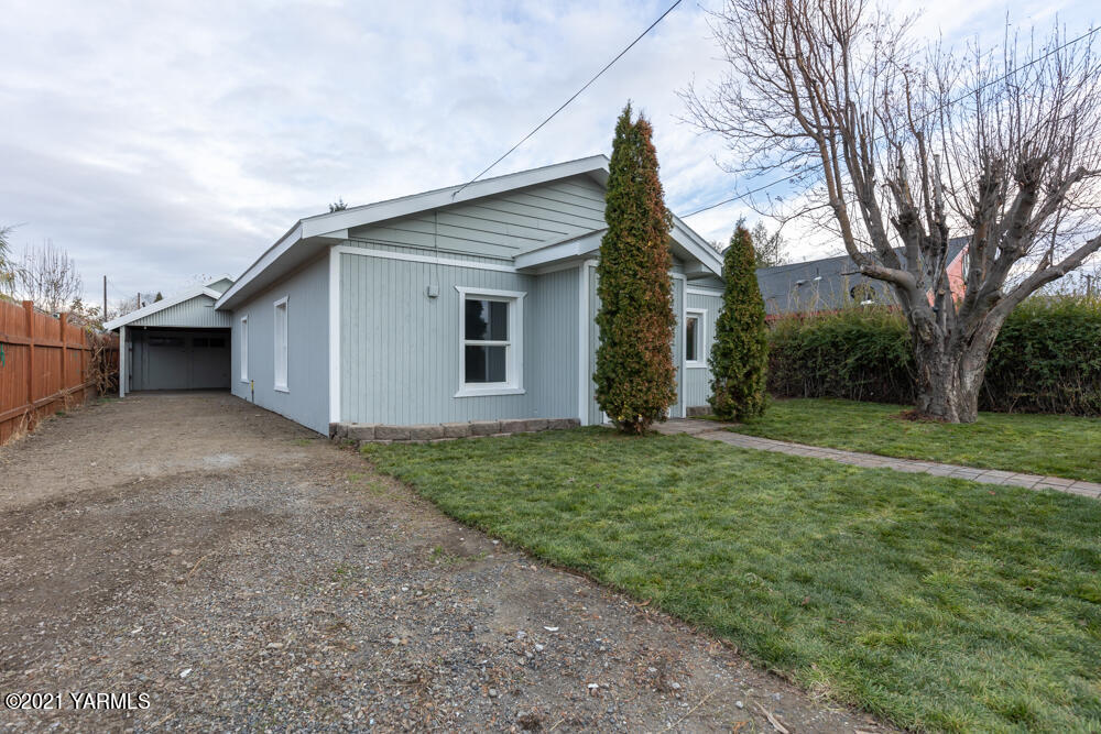 307 Nealy Road Grandview, WA 98930 - Photo 3 of 20 a view of a backyard of the house