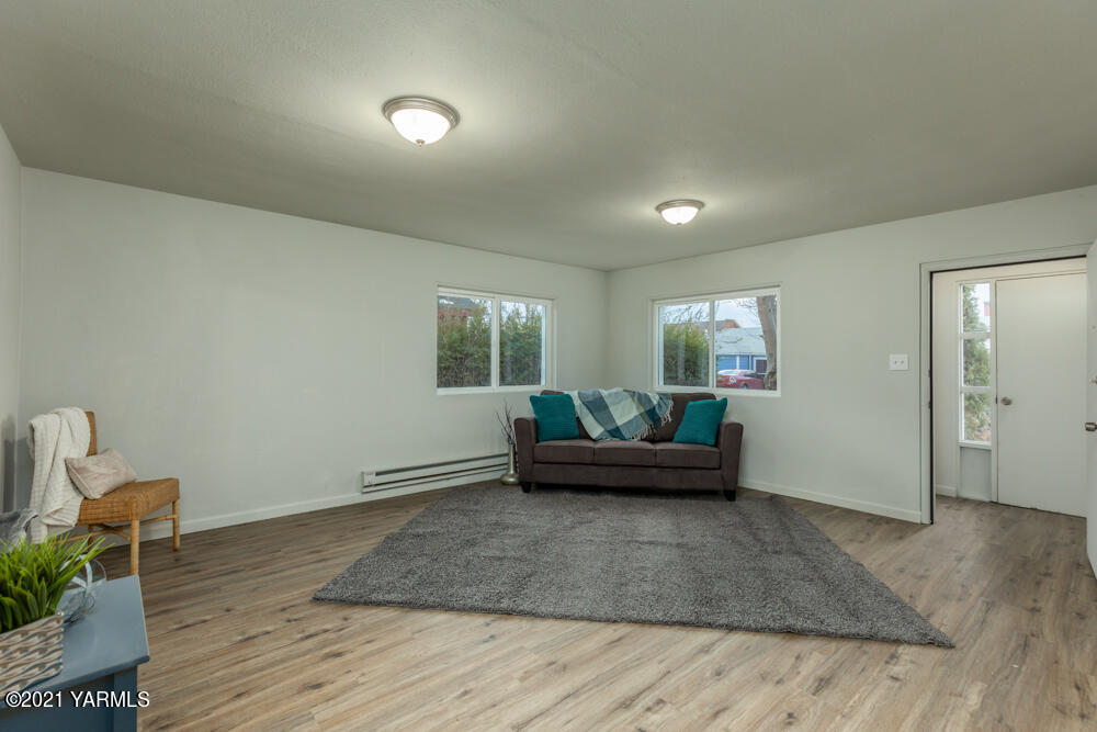 307 Nealy Road Grandview, WA 98930 - Photo 5 of 20 a living room with furniture and a wooden floor