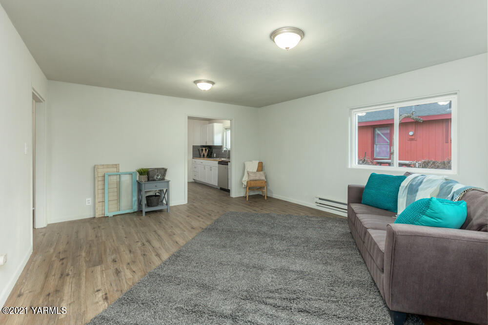 307 Nealy Road Grandview, WA 98930 - Photo 6 of 20 a living room with furniture and a couch