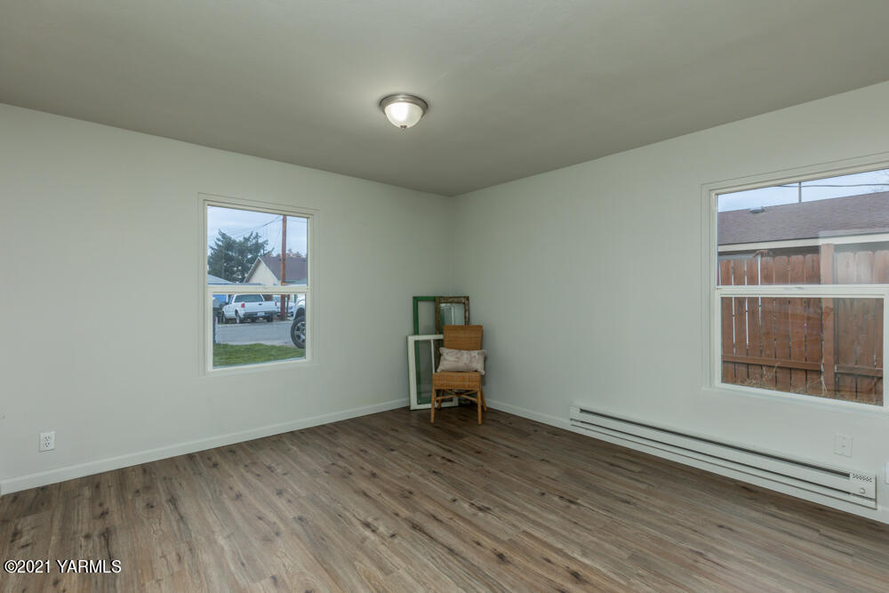 307 Nealy Road Grandview, WA 98930 - Photo 10 of 20 an empty room with a bench and a window