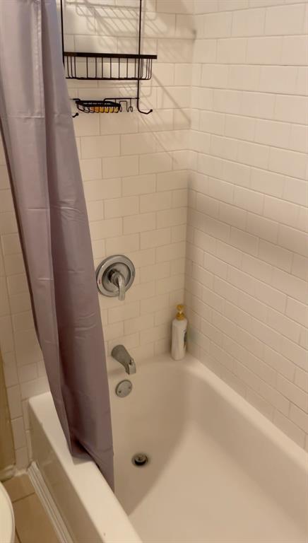 3206 King Street, Unit 202 Austin, TX 78705 - Photo 8 of 9 a bathroom with a bathtub