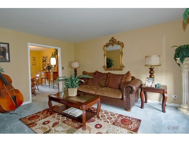 105 Barnes Road Elgin, IL 60124 - Photo 2 of 10
