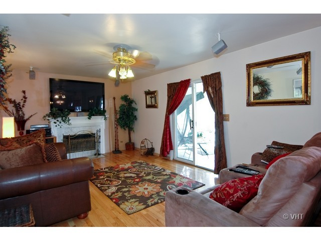 105 Barnes Road Elgin, IL 60124 - Photo 5 of 10