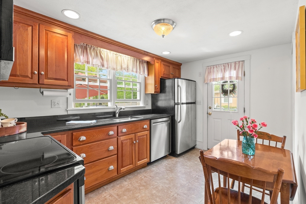 18 Knowlton Street Hamilton, MA 01982 - Photo 8 of 29