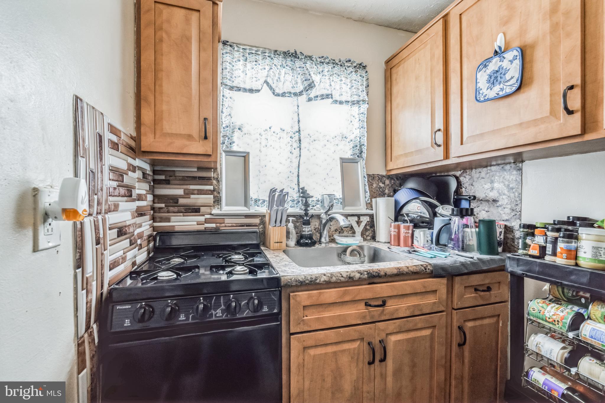 266 Margate Road Upper Darby, PA 19082 - Photo 9 of 15 Cozy and Functional Kitchen