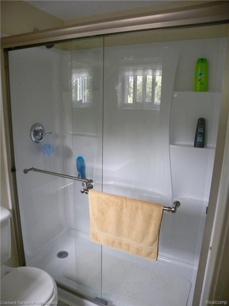 6565 Walters Road Clarkston, MI 48346 - Photo 35 of 40 Master shower is fresh and clean.