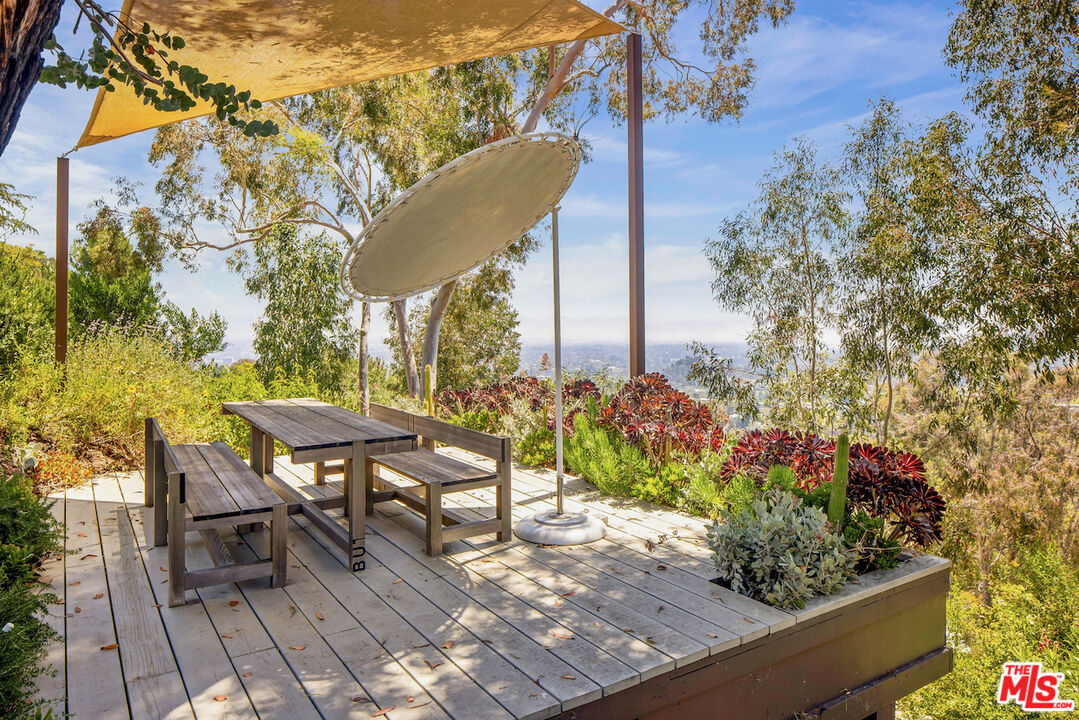 1531 North Tigertail Road Los Angeles, CA 90049 - Photo 18 of 24 a view of a chairs and table in the patio