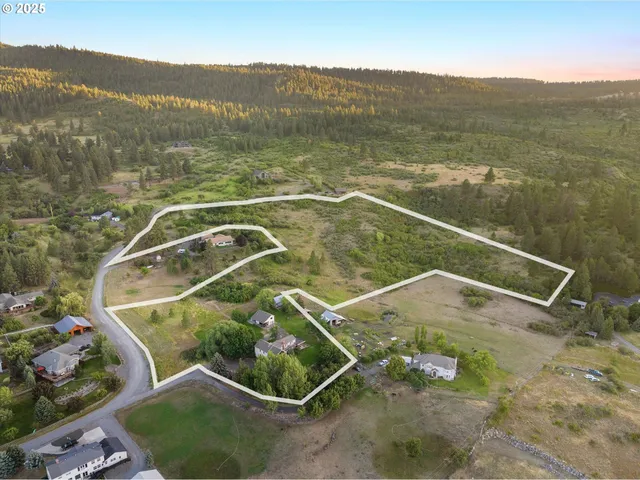 a view of a tennis court