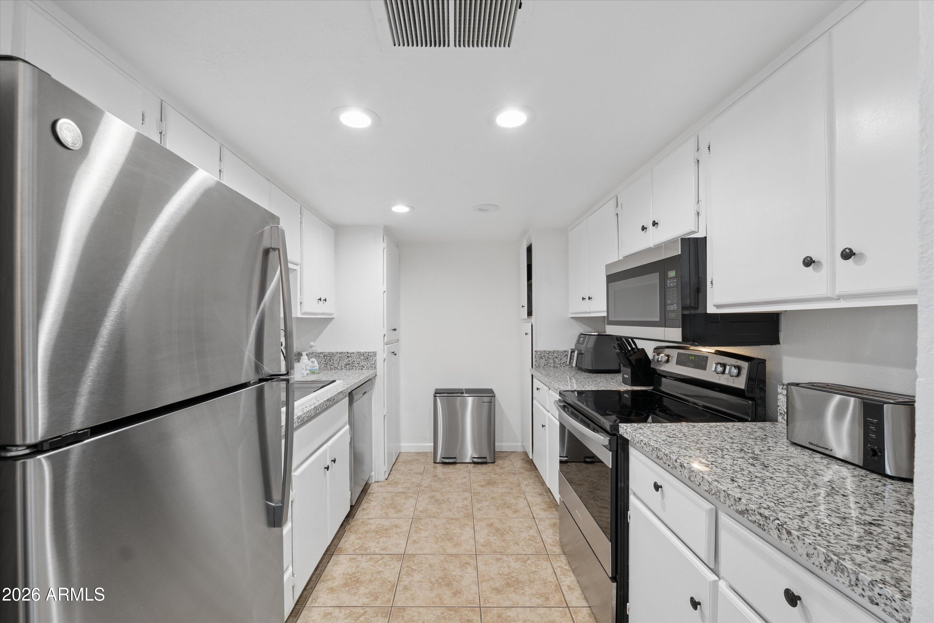 3825 East Camelback Road, Unit 186 Phoenix, AZ 85018 - Photo 4 of 30 Kitchen