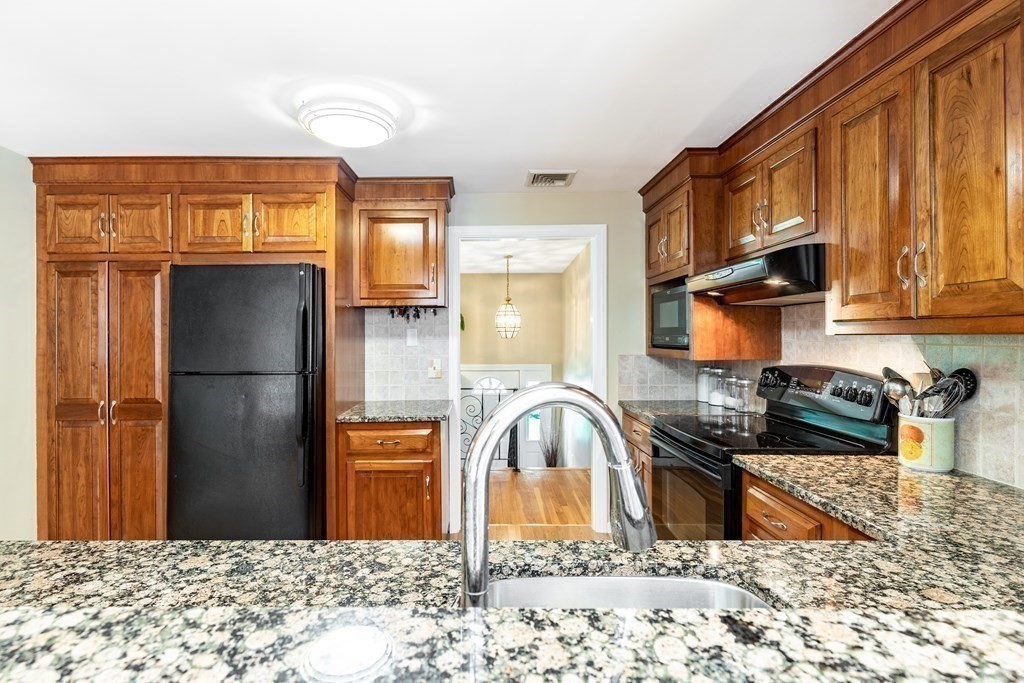 10 Livingston Road Sharon, MA 02067 - Photo 8 of 30 Gallery Image 8