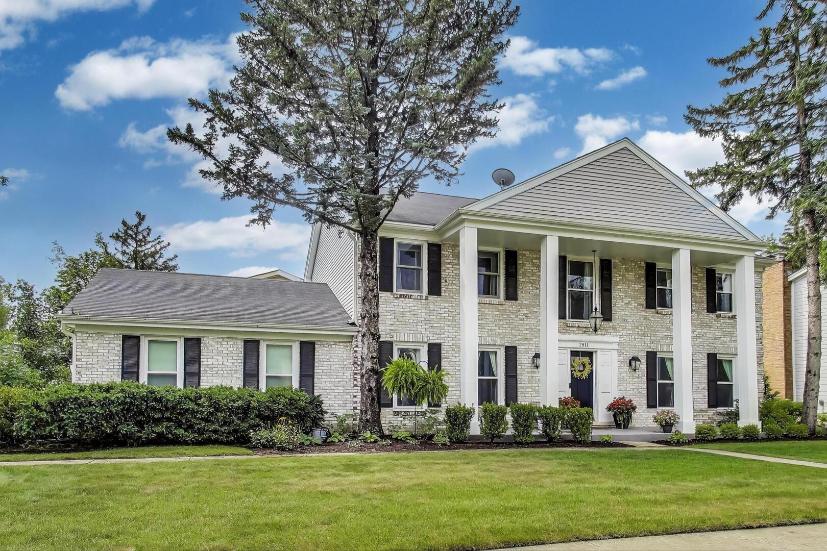 2811 Farmington Road Northbrook, IL 60062 - Photo 2 of 45 a front view of a house with a yard