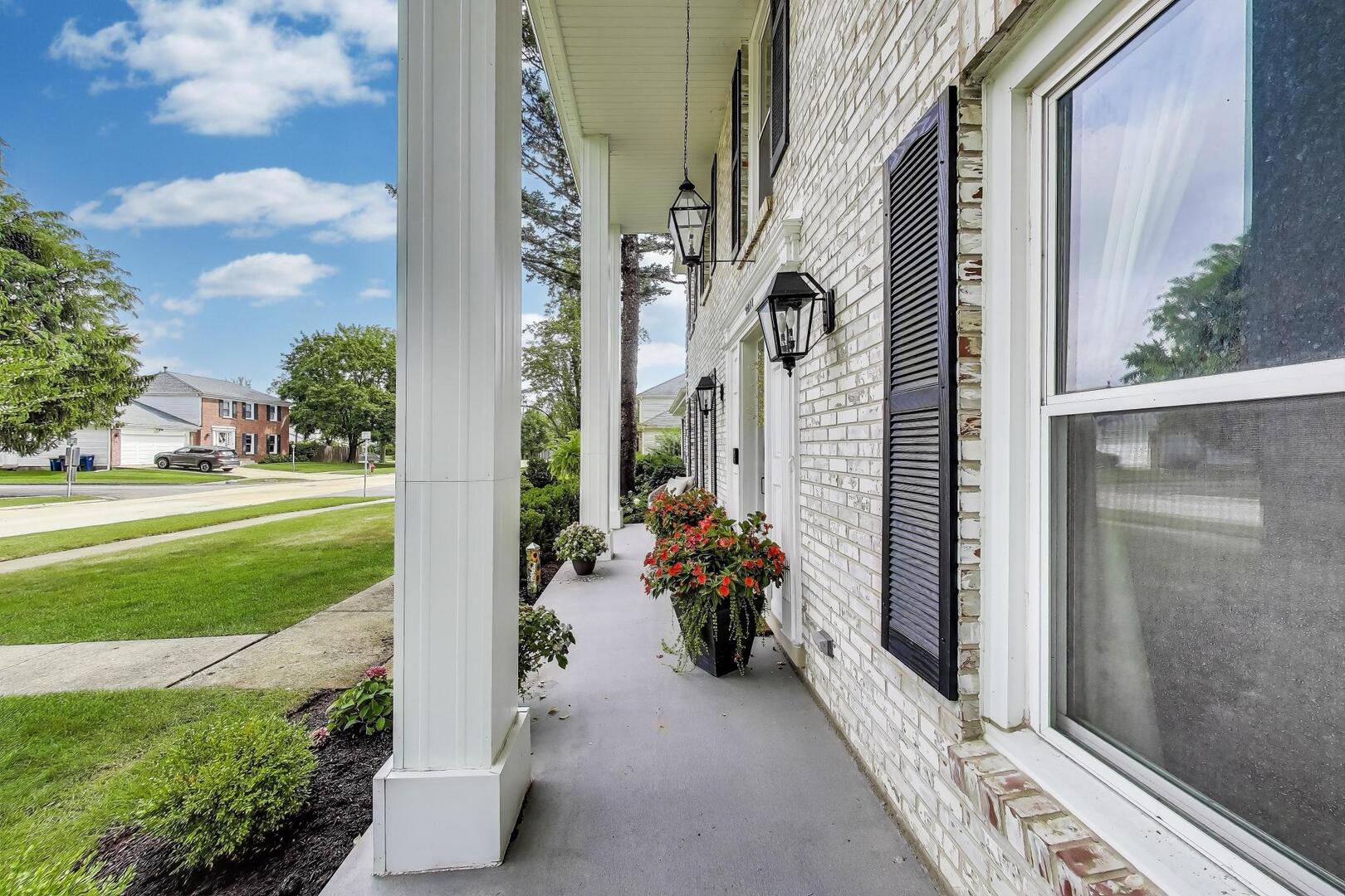 2811 Farmington Road Northbrook, IL 60062 - Photo 4 of 45 a view of a house with a yard