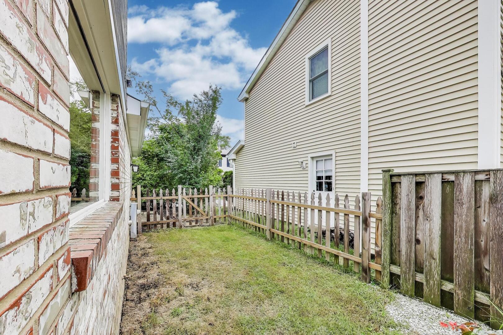 2811 Farmington Road Northbrook, IL 60062 - Photo 42 of 45 a front view of a house with a garden