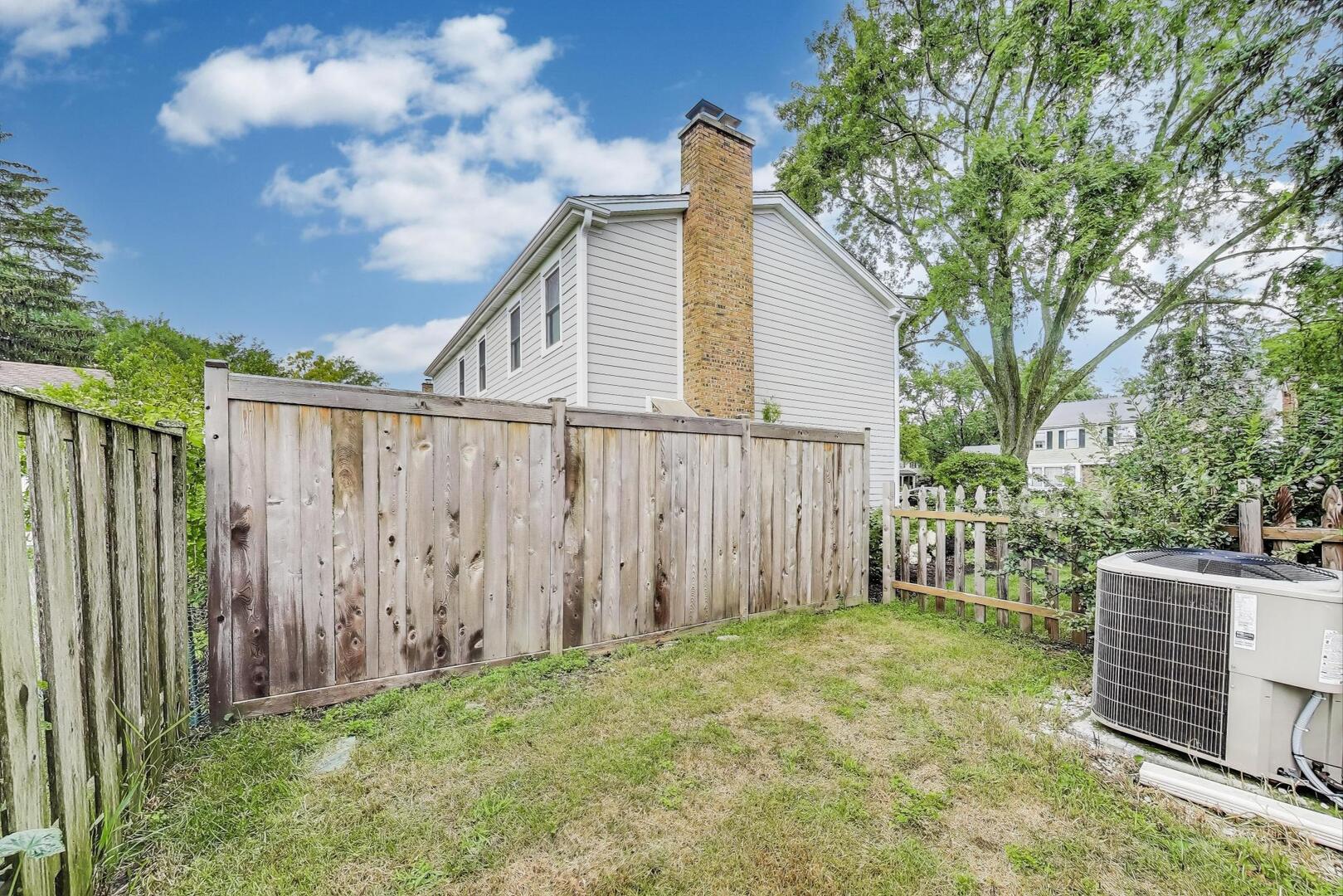 2811 Farmington Road Northbrook, IL 60062 - Photo 44 of 45 a view of a backyard with wooden fence