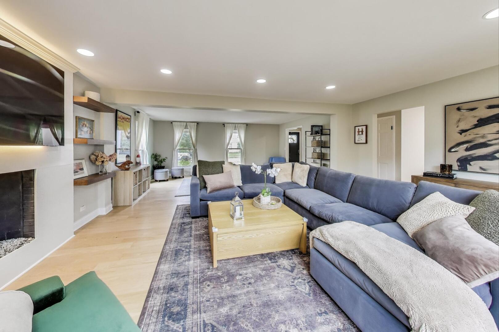 2811 Farmington Road Northbrook, IL 60062 - Photo 7 of 45 a living room with furniture and a flat screen tv