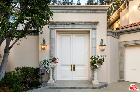 a view of a entryway of the house