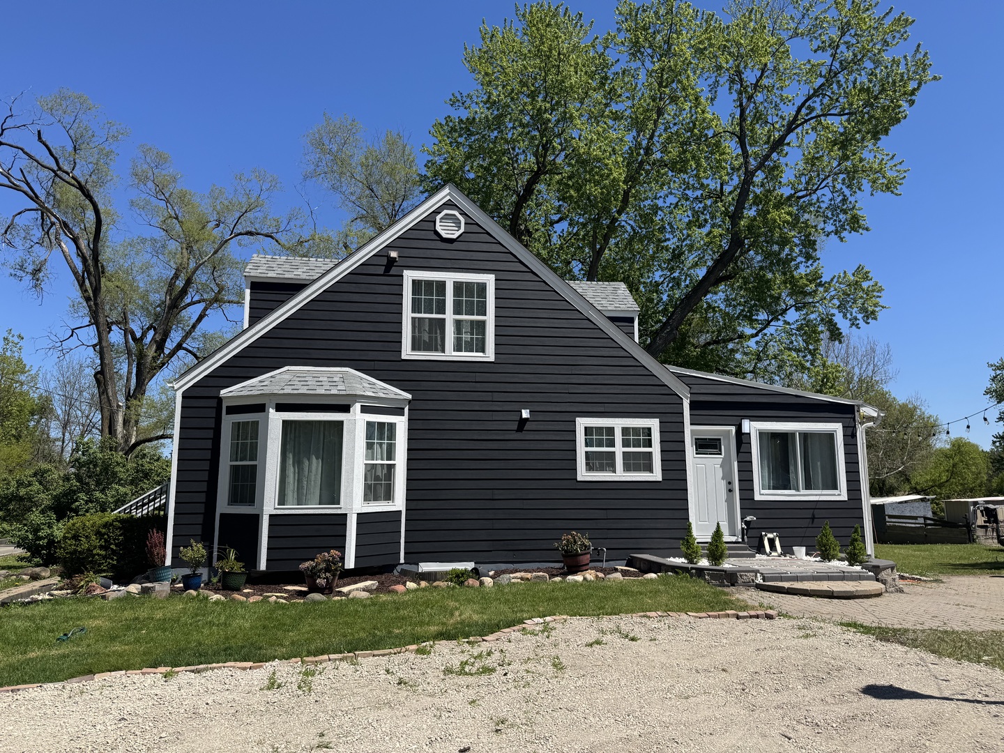 931 South Rawson Bridge Road Cary, IL 60013 - Photo 5 of 36 a front view of a house with garden