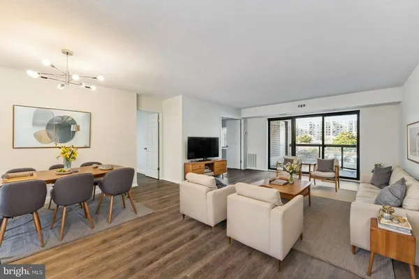 $525,000 | 8360 Greensboro Drive, Unit 305, McLean, VA 22102