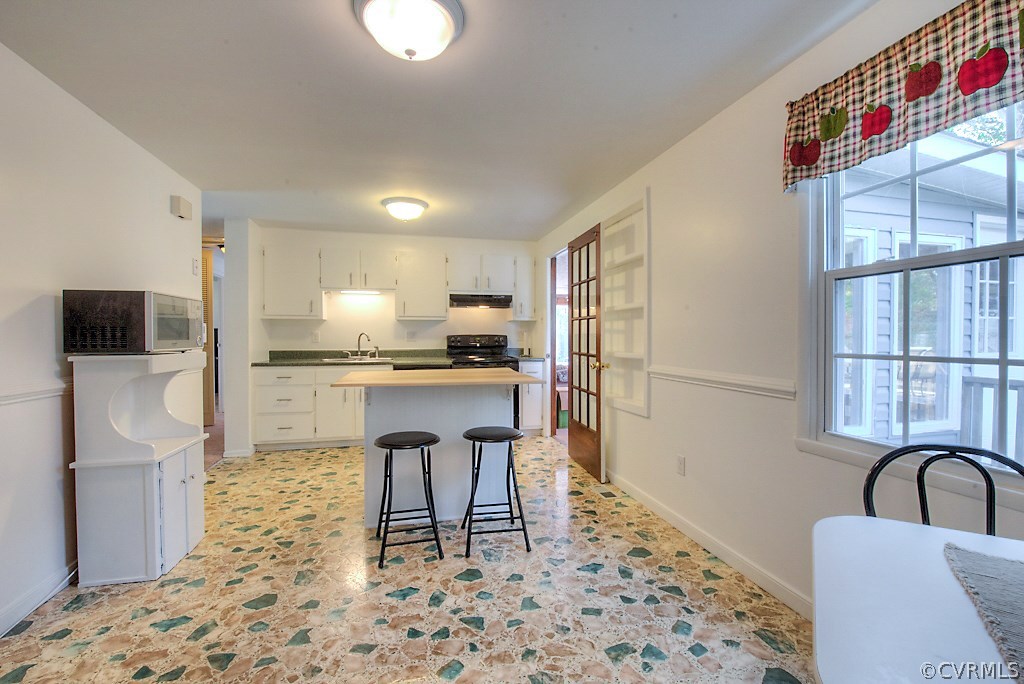 506 Rosegill Road Chesterfield, VA 23236 - Photo 6 of 34 Large Eat-in Kitchen 19 X 10.6 Freshly painted, bl
