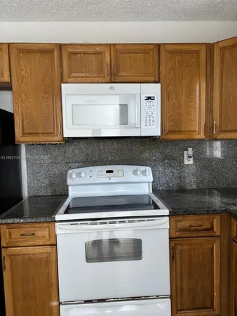 $2,100 | 2710 West 76th Street, Unit 101, Hialeah, FL 33016