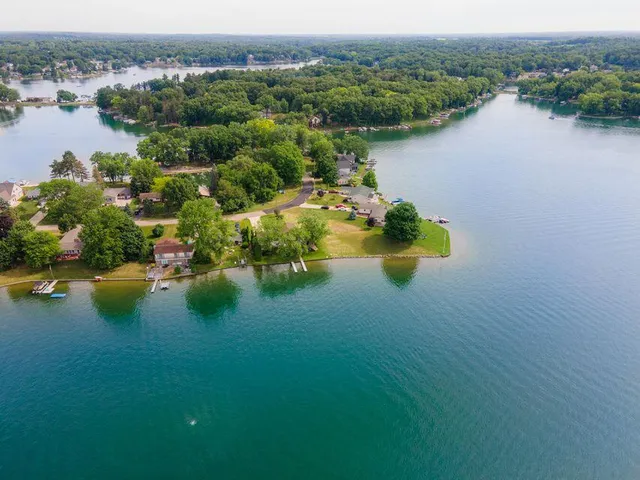 $299,900 | 11139 Oakwood Drive, Jerome, MI 49249