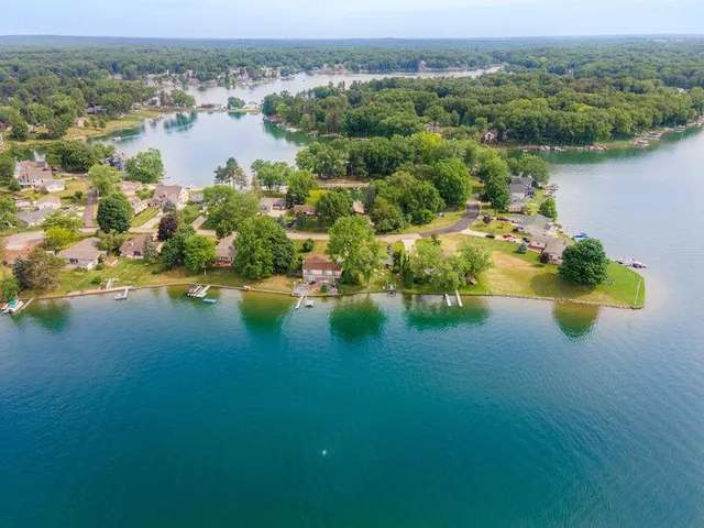 $299,900 | 11139 Oakwood Drive, Jerome, MI 49249