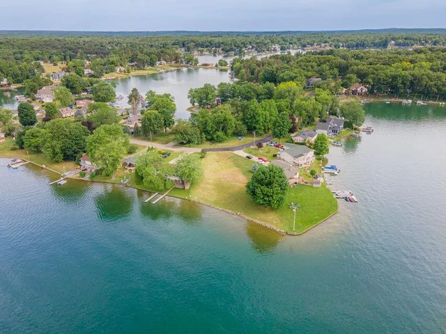 $299,900 | 11139 Oakwood Drive, Jerome, MI 49249