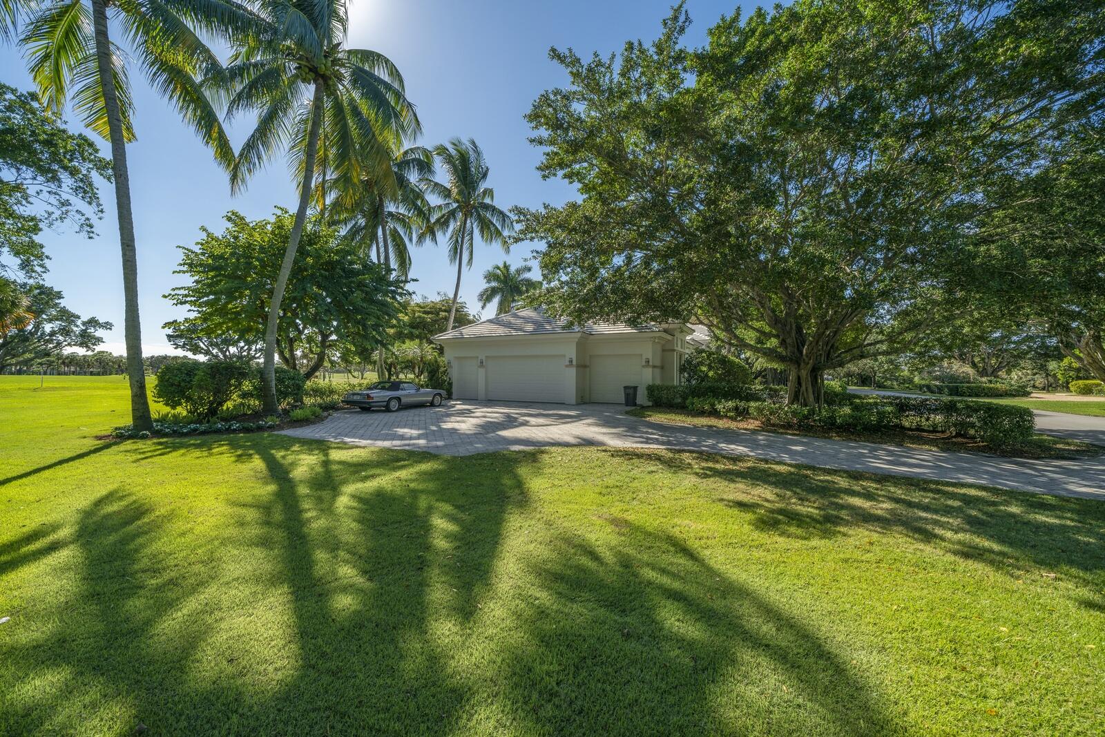 14 Country Road Boynton Beach, FL 33436 - Photo 33 of 46 Side Yard