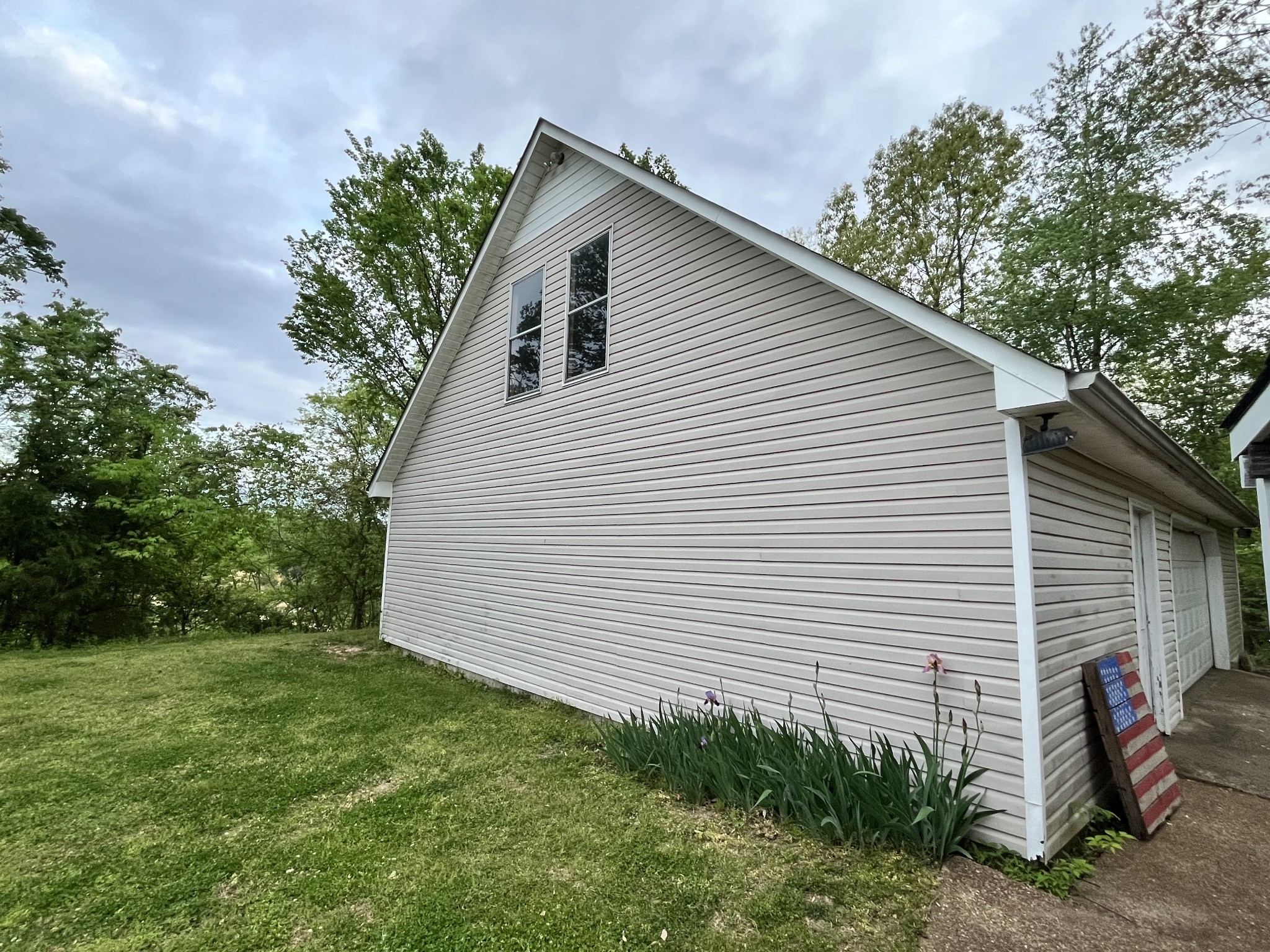 1763 Highway 166 Mount Pleasant, TN 38474 - Photo 10 of 40 a view of a backyard with plants and large tree