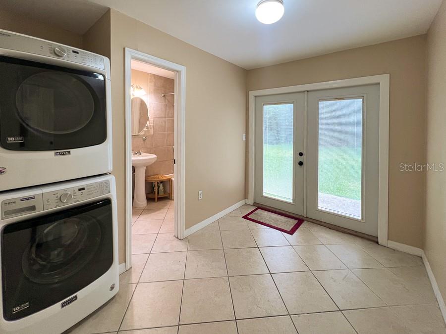 1033 Northwest 22nd Avenue Gainesville, FL 32609 - Photo 21 of 25 a view of a livingroom with a washer and dryer