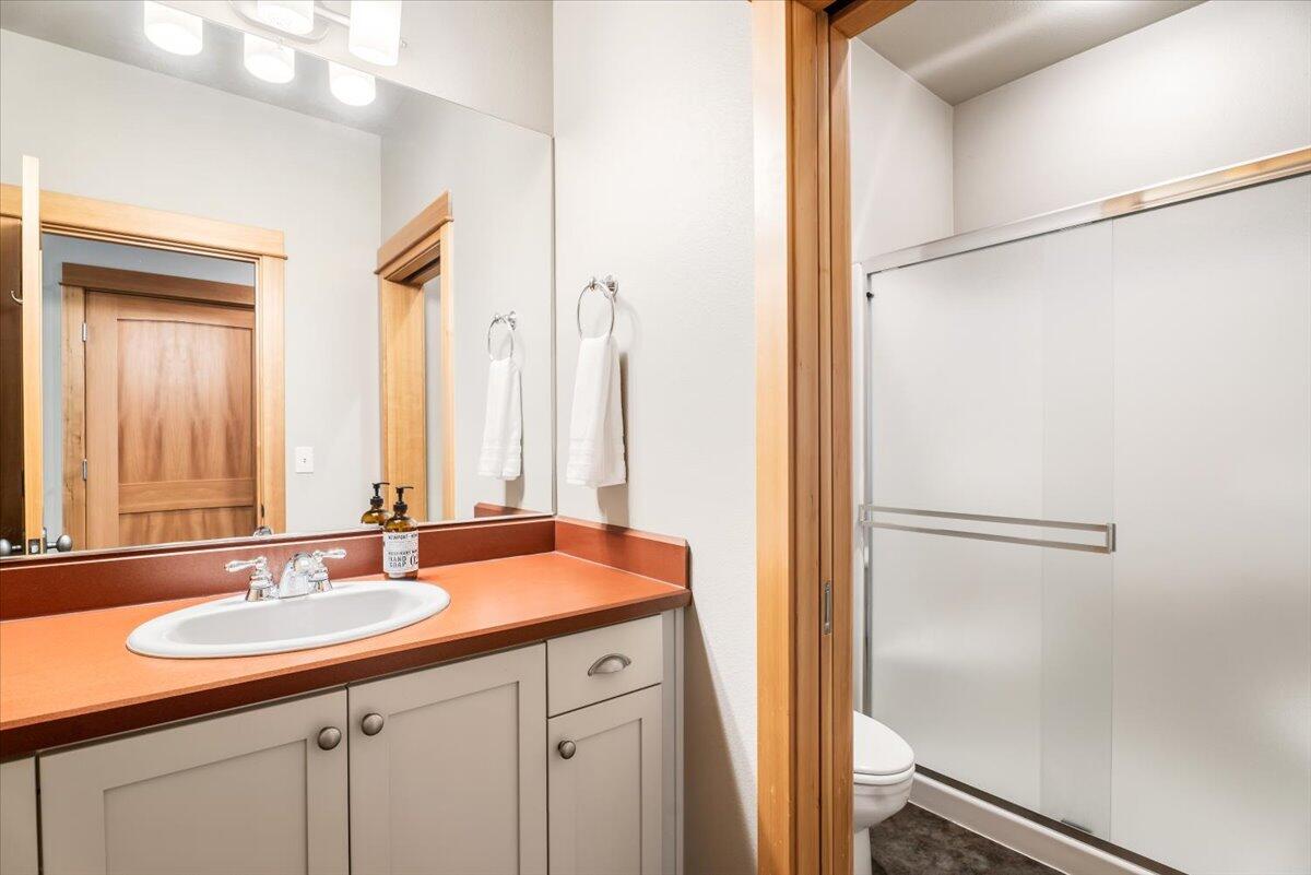 57112 Evergreen Loop, Unit 35 Sunriver, OR 97707 - Photo 20 of 38 20-Bathroom