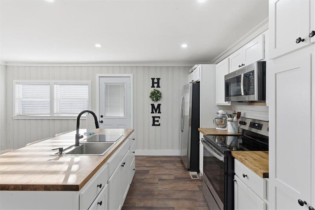 121 Ripley Avenue Adairsville, GA 30103 - Photo 13 of 43 a kitchen with granite countertop a sink and appliances