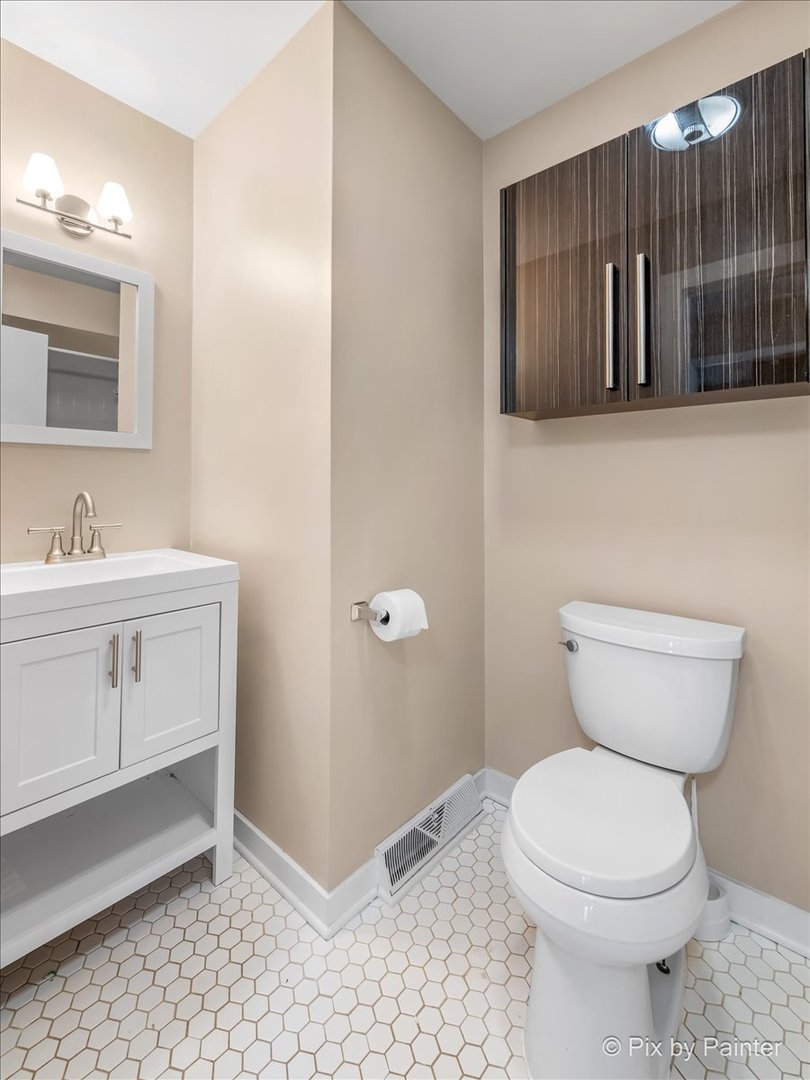838 East Harriet Lane Barrington, IL 60010 - Photo 15 of 33 a bathroom with a toilet sink and mirror