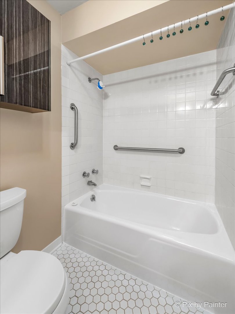 838 East Harriet Lane Barrington, IL 60010 - Photo 17 of 33 a bathroom with a toilet a sink and a bathtub