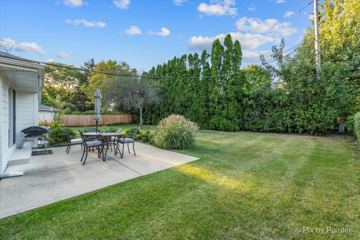 838 East Harriet Lane Barrington, IL 60010 - Photo 28 of 33 a view of a backyard with sitting area