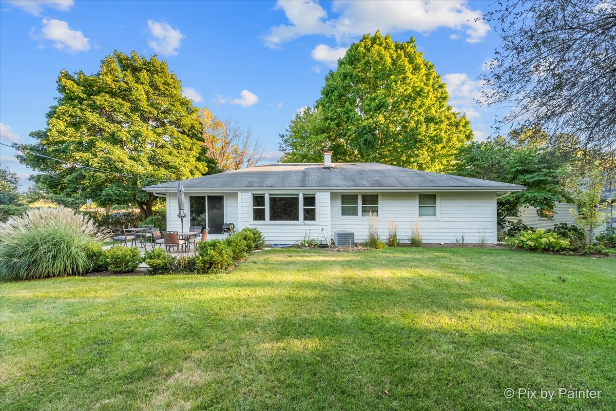 838 East Harriet Lane Barrington, IL 60010 - Photo 29 of 33 a front view of a house with garden
